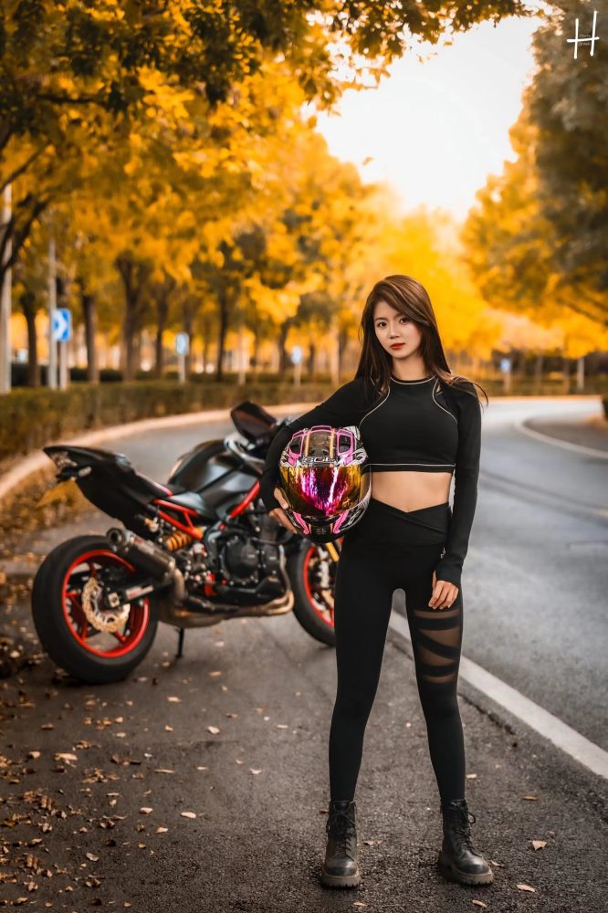 骑摩托车的瑜伽裤美女身材太好了！-图嘿嘿